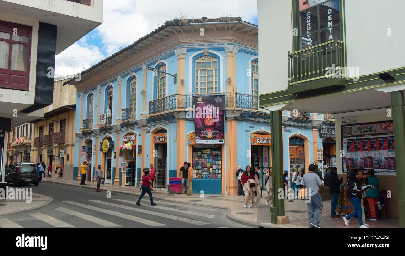 Inmaculada Concepcion de Loja, Loja / Ecuador - März 30 2019: Tägliche Aktivitäten im Zentrum der Stadt in der Nähe des zentralen Parks Stockfoto