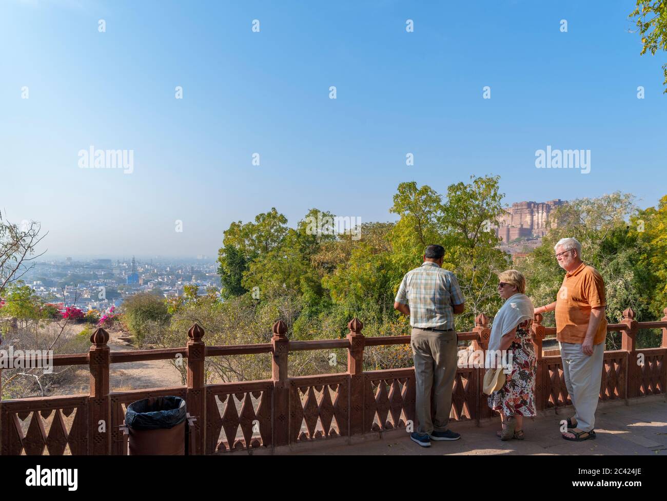 Die Stadt Jodphur und Mehrangarh Fort von den Gärten von Jaswant Thada, ein Kenotaph nur außerhalb der Stadt Jodhpur, Rajasthan, Indien gesehen Stockfoto