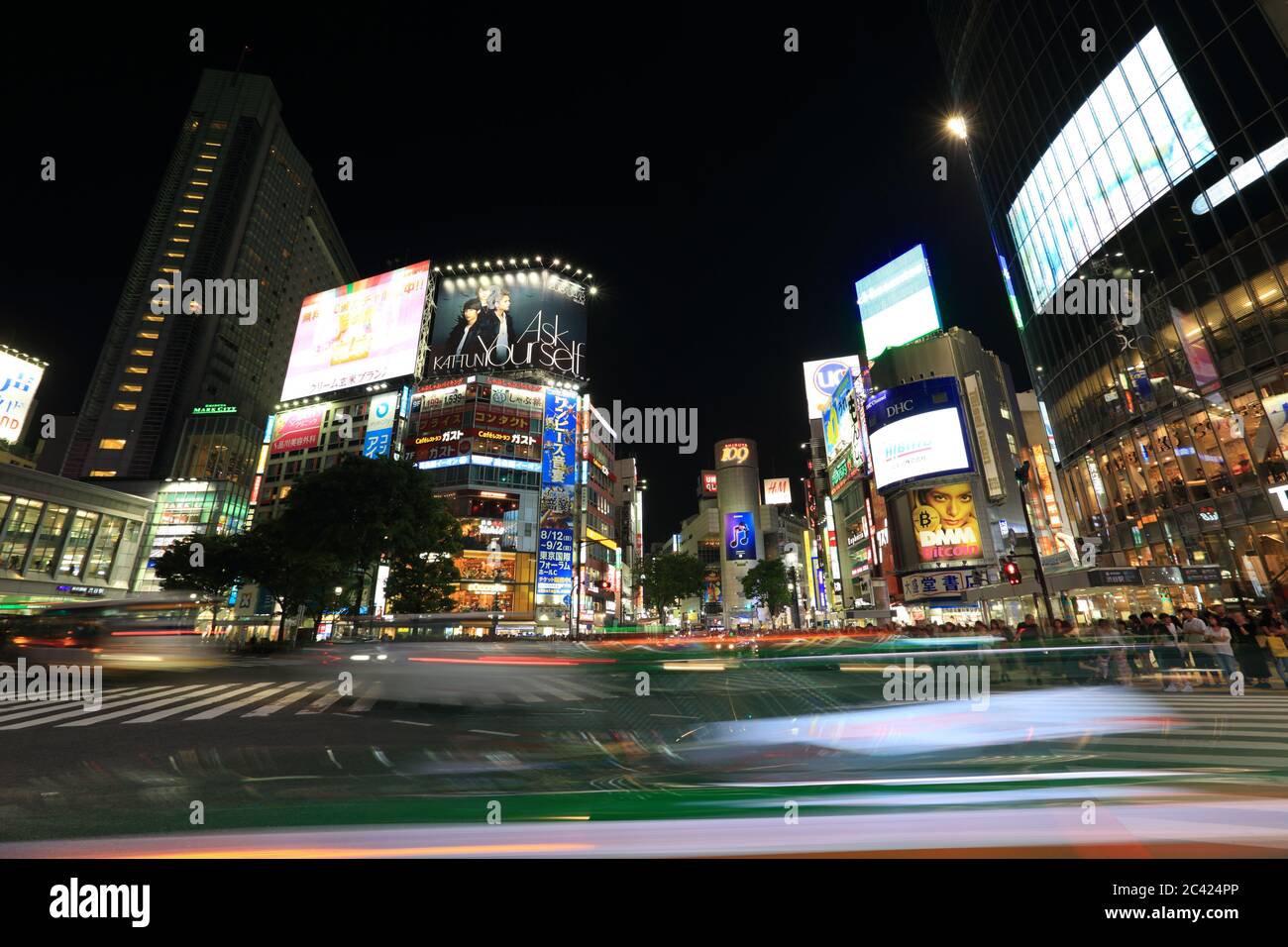 Kyoto, Japan - 22. April 2018: Geschäftiges Shibuya Crossing in Tokio, Japan. Shibuya Crossing ist eines der beliebtesten Wahrzeichen Tokios. Stockfoto