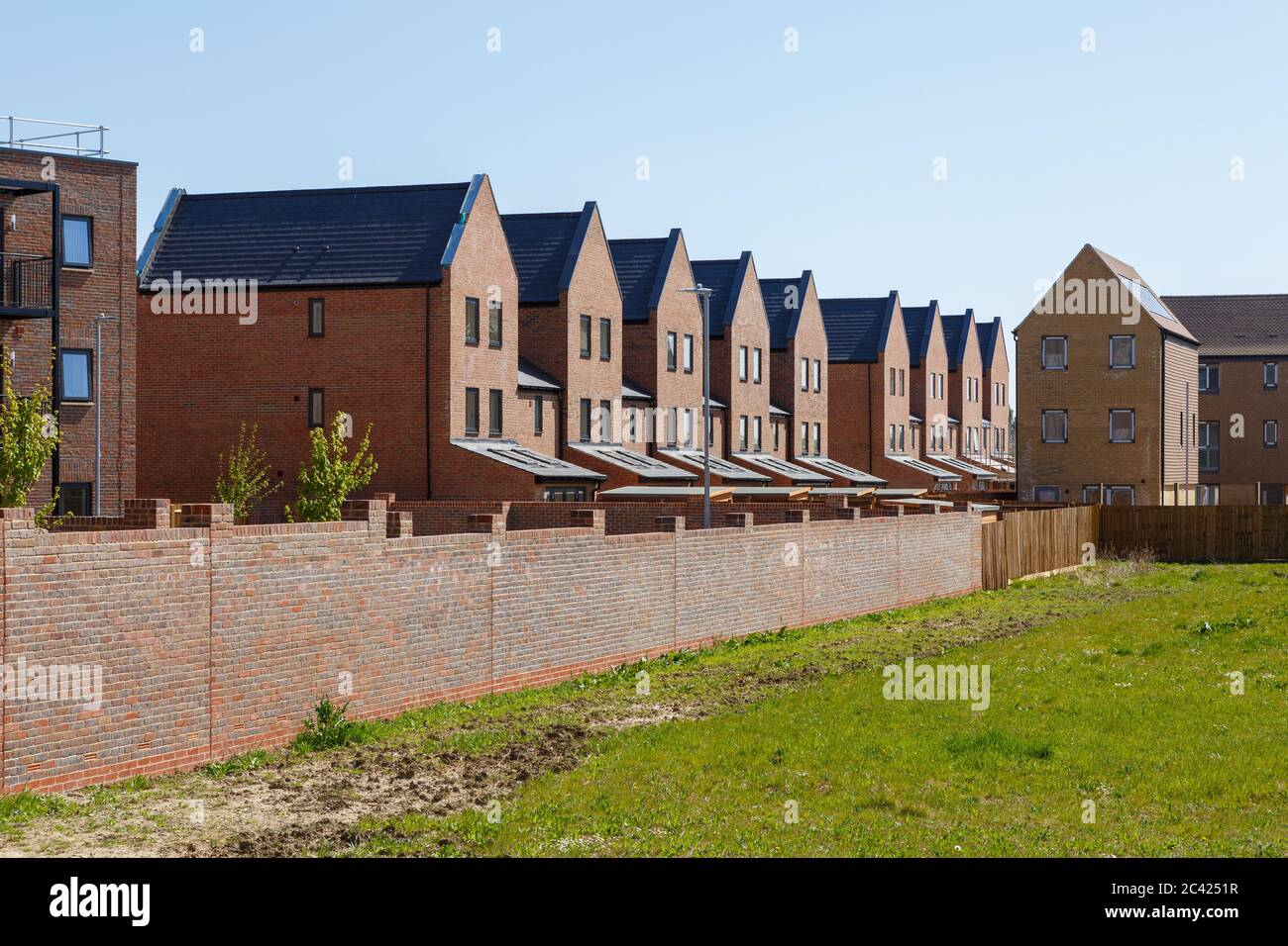 Eine Reihe von Häusern in Darwin Green, einer neuen Gemeinde, die derzeit in North West Cambridge gebaut wird. Stockfoto