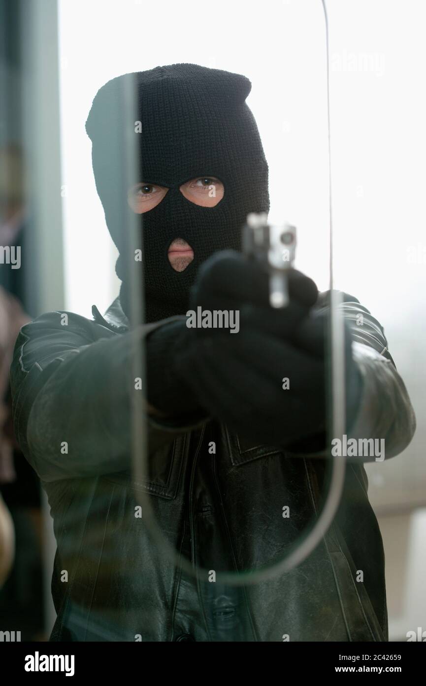Maskierter Mann mit Waffe - Bankraub - Raub Stockfoto