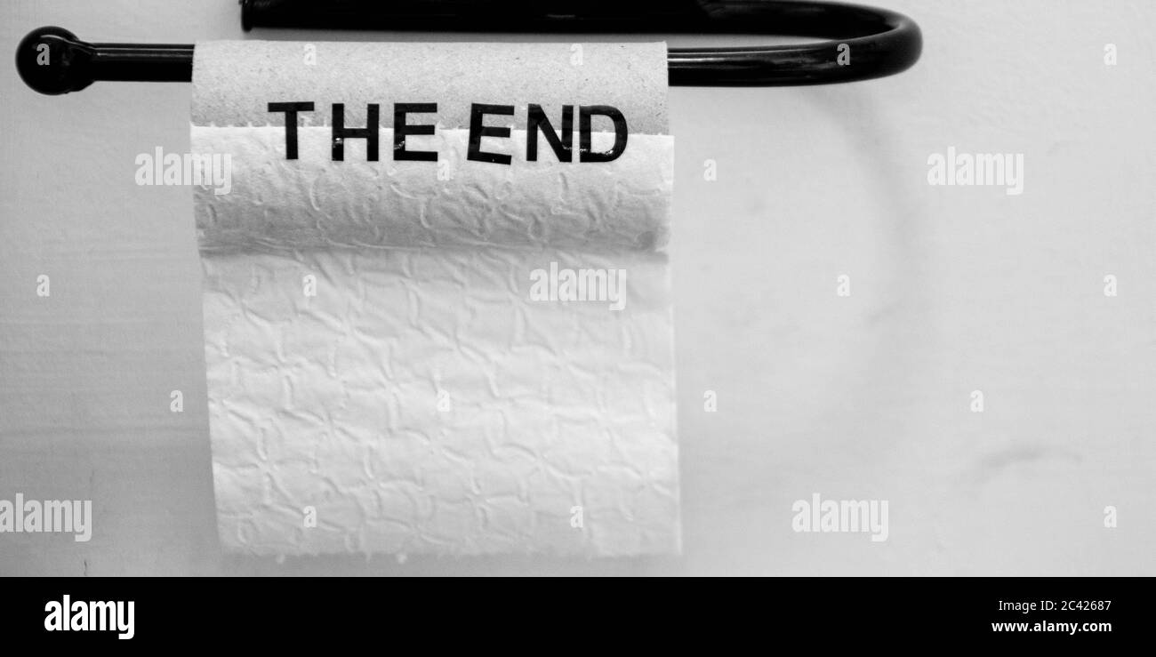 Eine der wichtigsten Vorräte der Virussperre ist Toilettenpapier. Dieses ist am 'Ende' der Rolle. Stockfoto