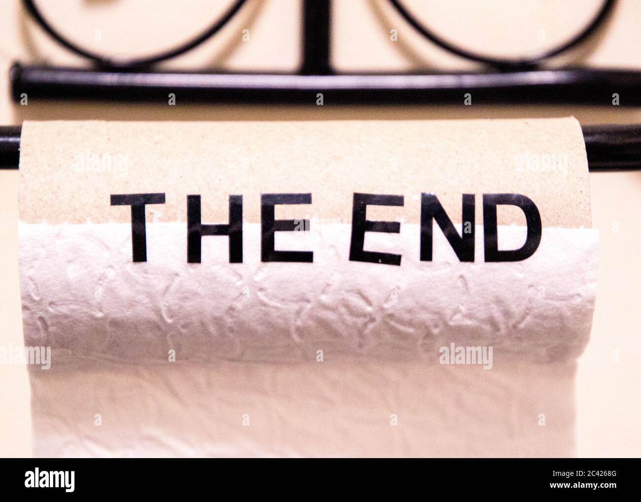 Eine der wichtigsten Vorräte der Virussperre ist Toilettenpapier. Dieses ist am 'Ende' der Rolle. Stockfoto