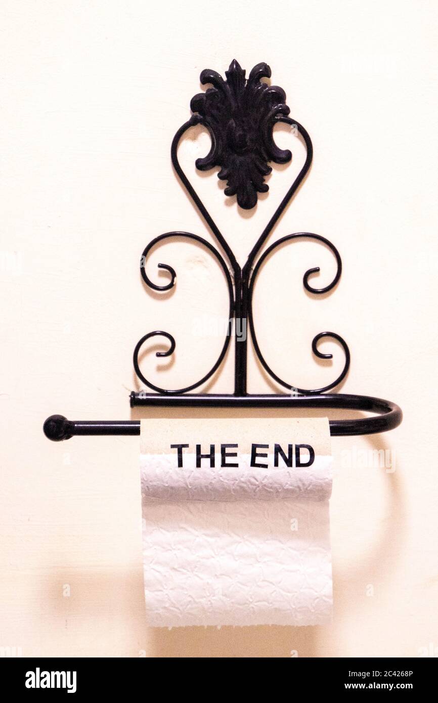 Eine der wichtigsten Vorräte der Virussperre ist Toilettenpapier. Dieses ist am 'Ende' der Rolle. Stockfoto