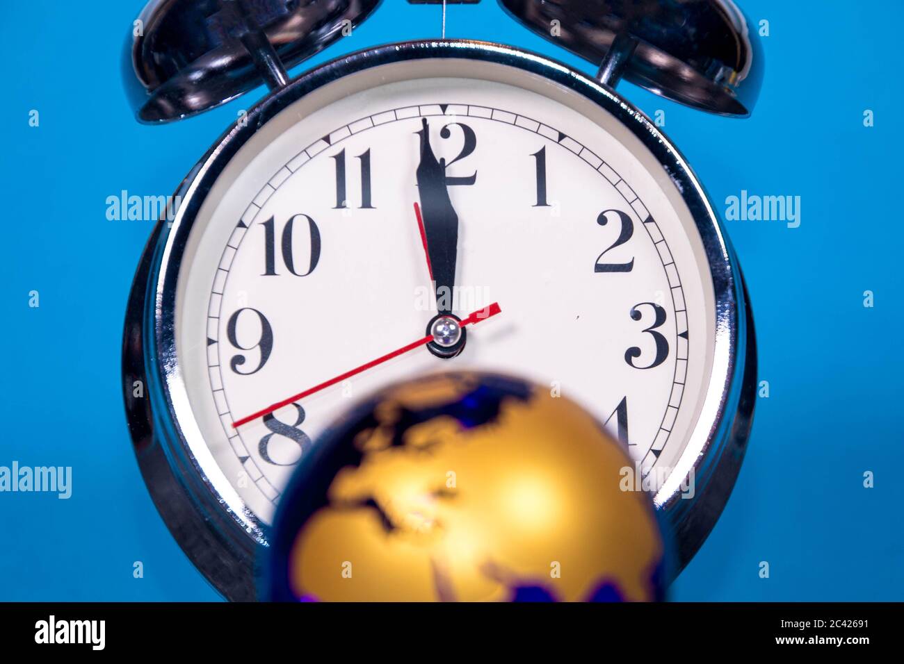 Eine große analoge Uhr zählt zu einem globalen Ereignis oder zeigt die Zeit an, die knapp wird. Stockfoto