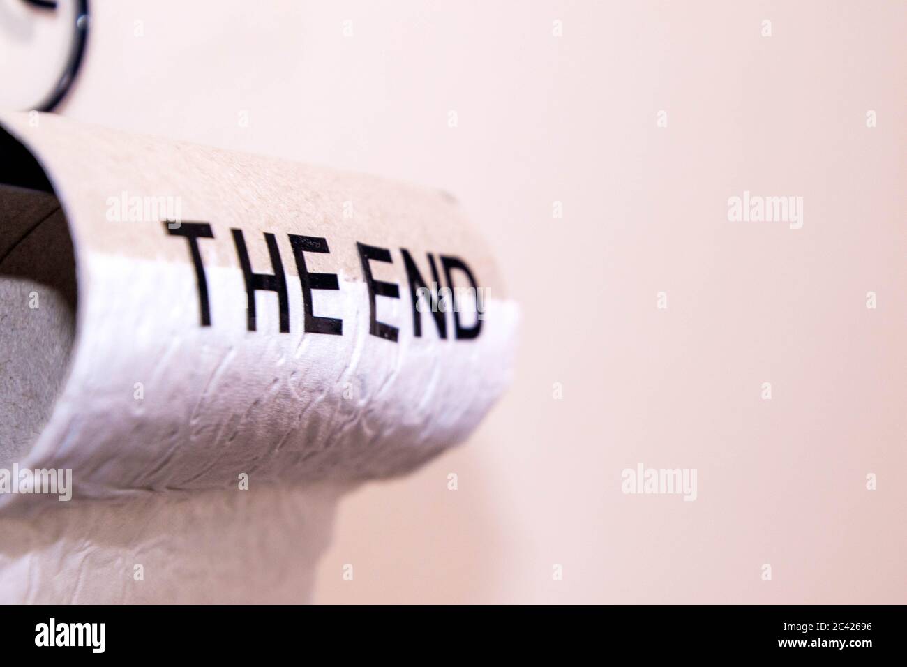 Eine der wichtigsten Vorräte der Virussperre ist Toilettenpapier. Dieses ist am 'Ende' der Rolle. Stockfoto