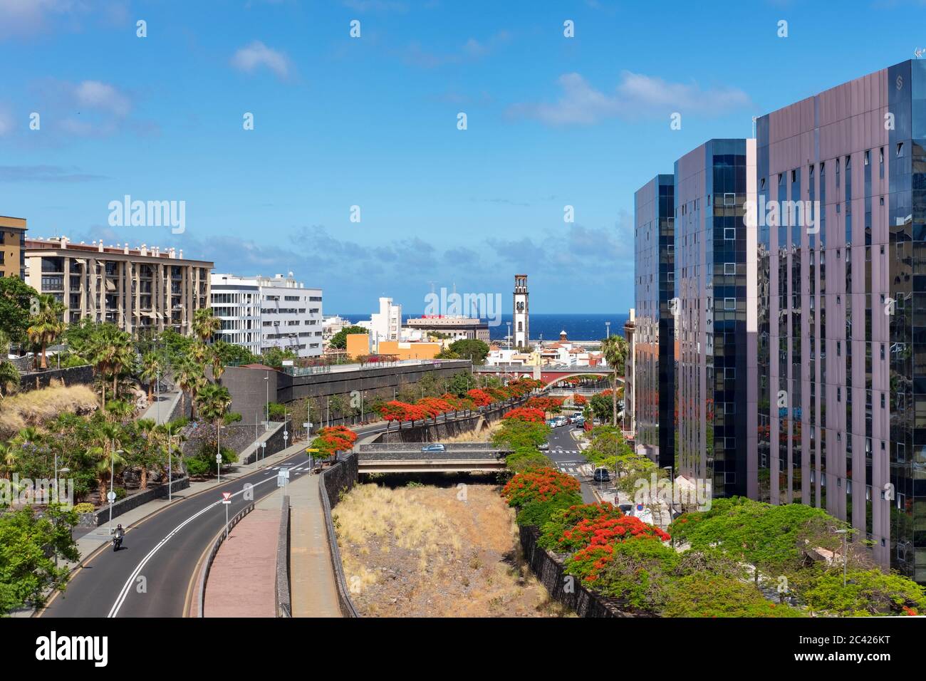 Teilansicht der Stadt von Puente Galceran Richtung Hafen, Seegebiet, Iglesia de la Conception und Wohngebiet, Santa Cruz de Tenerife, Spanien Stockfoto