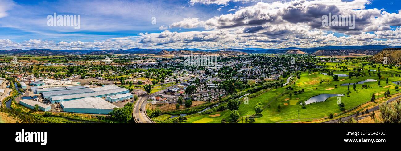 Blick auf die Stadt Prineville vom Aussichtspunkt Ochoco State Scenic ViewPoint, Oregon, USA. Stockfoto