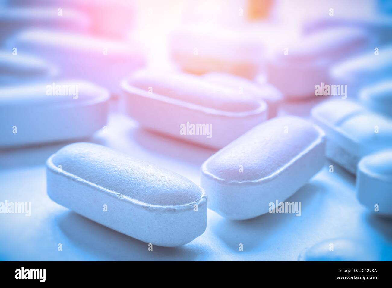 Weiße Tabletten oder Pillen oder Medikamente oder Medikamente Nahaufnahme. Selektiver Fokus. Apotheke, Medizin, medizinische Behandlung Konzept. Stockfoto