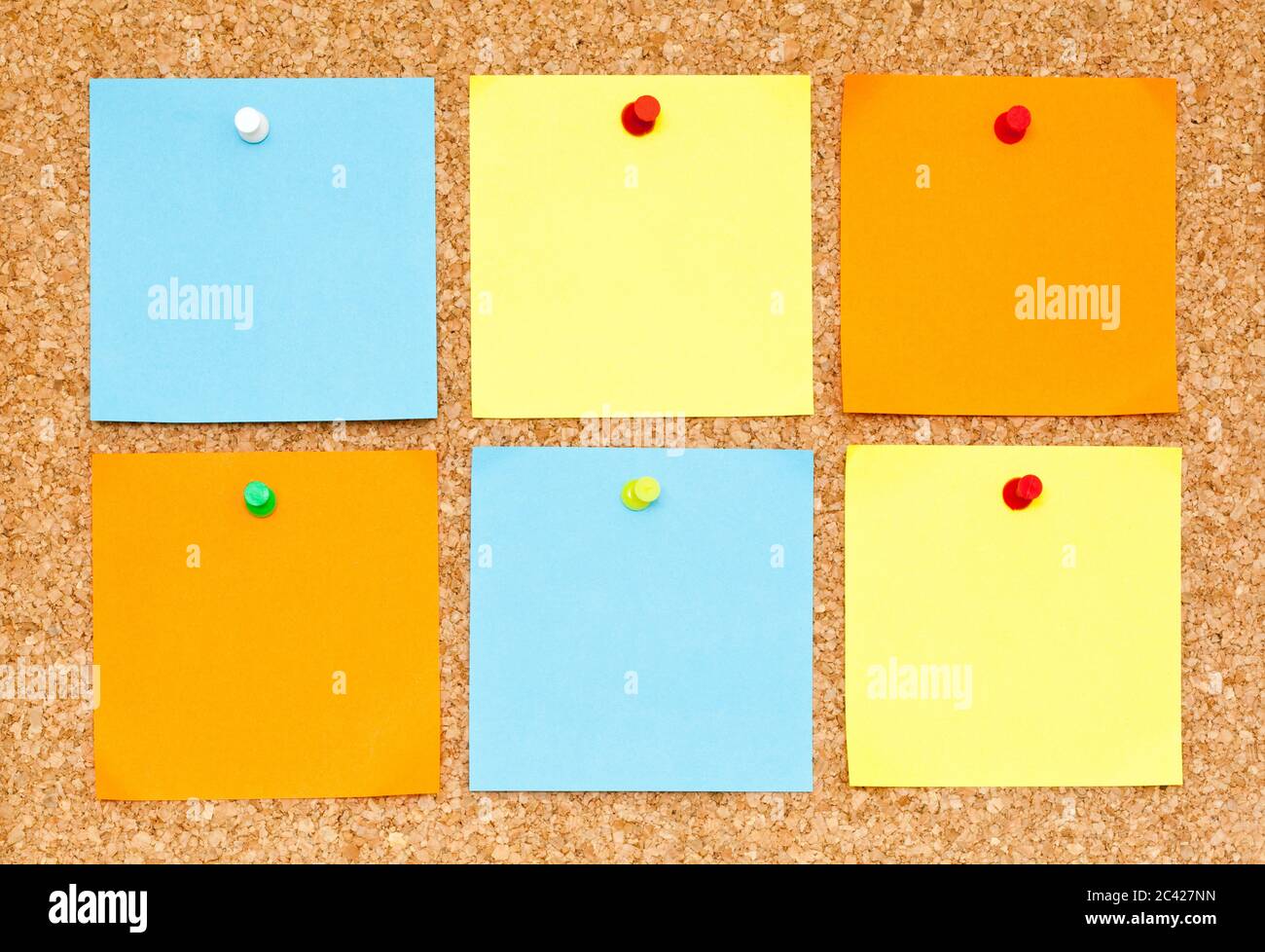 Sechs leere verschiedene Farben Haftnotizen auf Kork Bulletin Board fixiert. Stockfoto