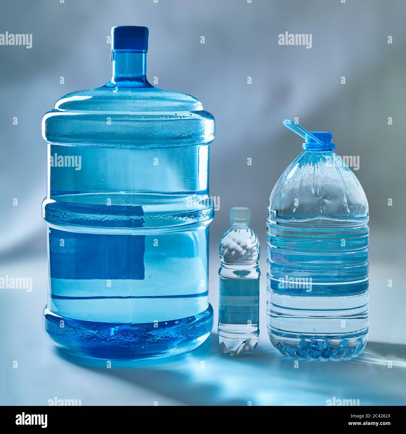 Sauberes Trinkwasser in Flaschen verschiedener Größen. Stockfoto