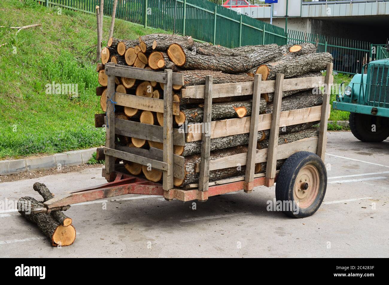 Kleine Menge Eichenholz Brennholz in der Traktor-Anhänger, warten auf dem Markt für Kunden Stockfoto
