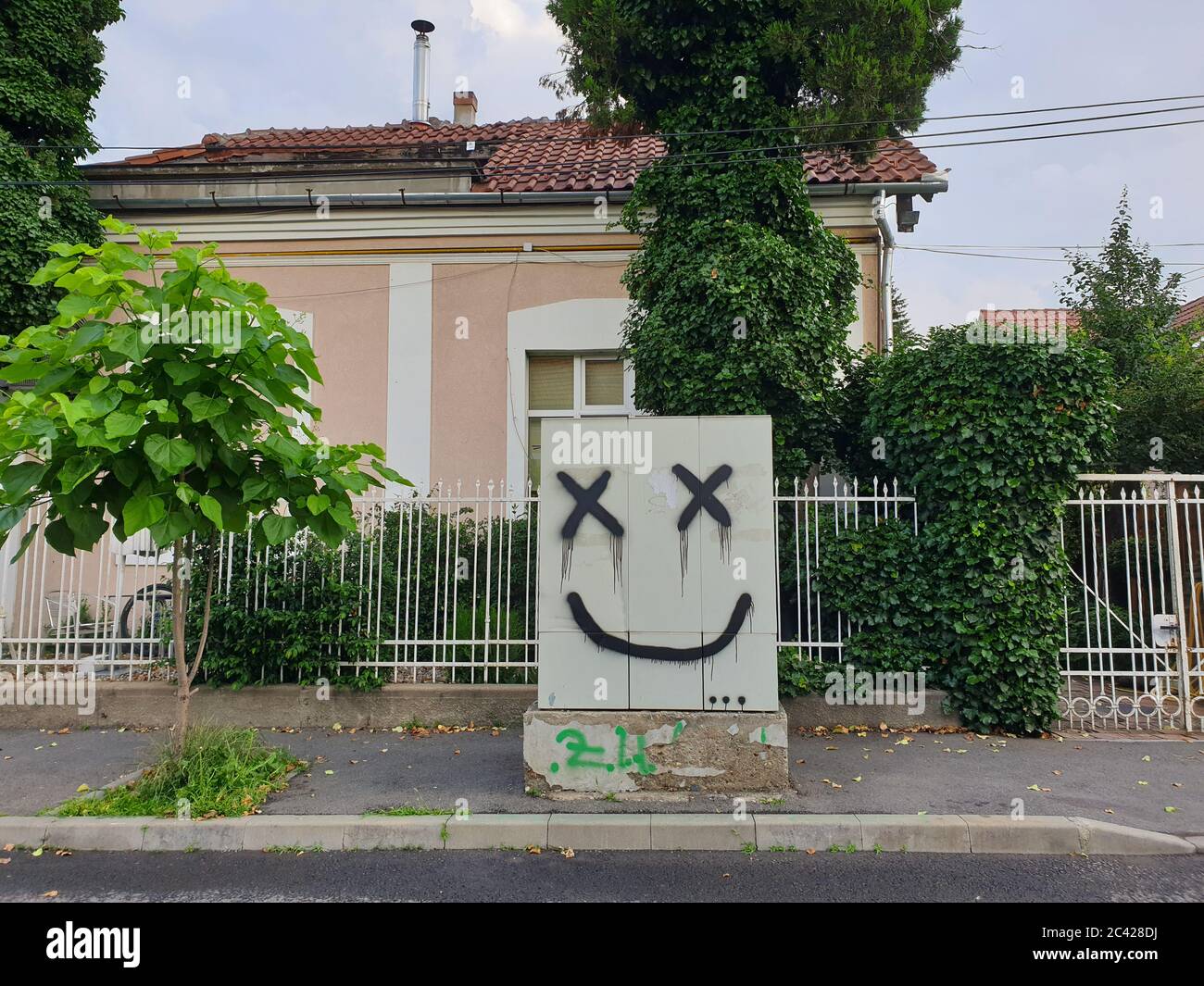Einfache Smiley Gesicht Graffiti Kunst auf Stromkasten in der Straße, Cluj-Napoca, Rumänien Stockfoto