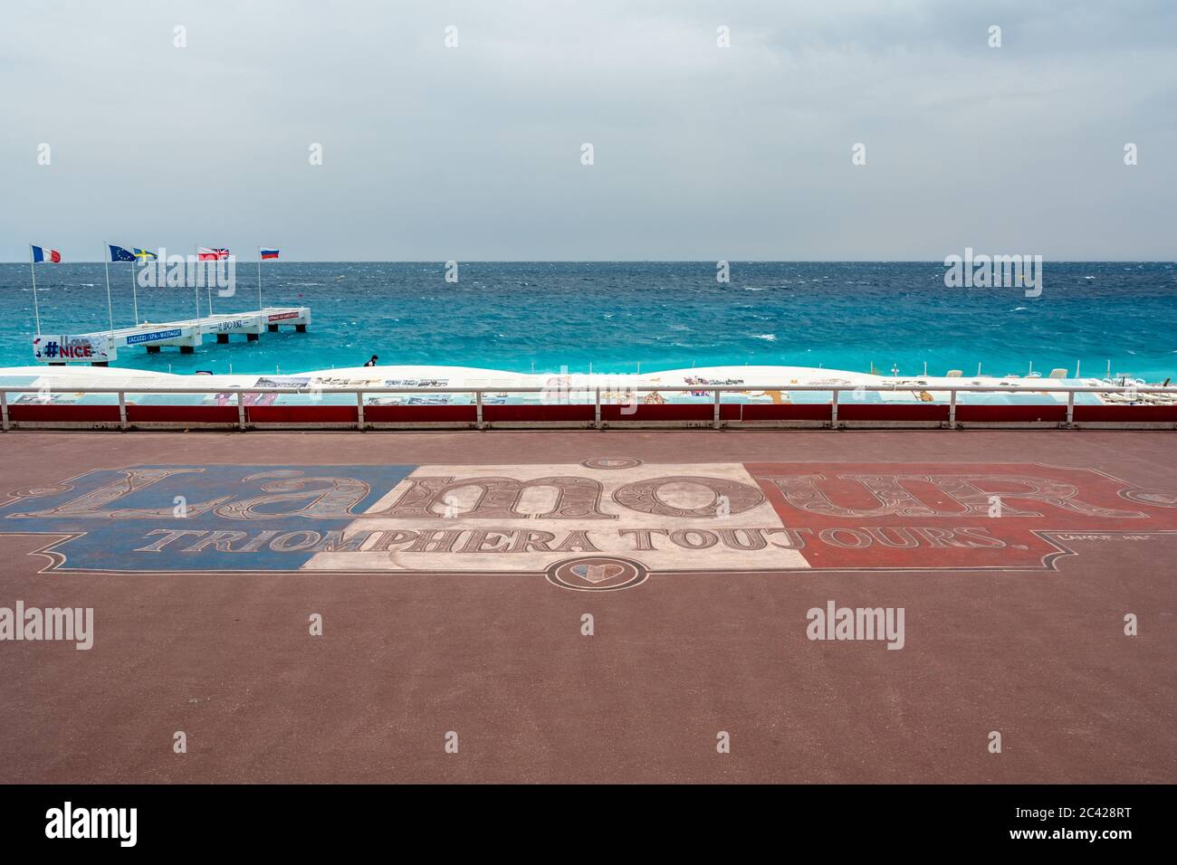 Nizza, Frankreich - 14. Juni 2019 : Gedenkstätte des Terroranschlags in Nizza im Juli 2016. Übersetzung: Liebe wird immer gewinnen. Stockfoto