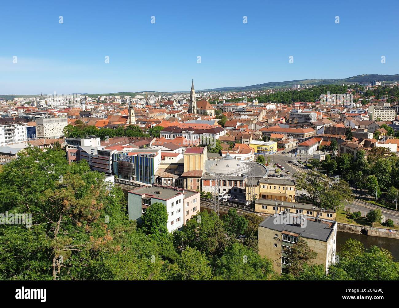Cluj-Napoca, Rumänien - 23. Mai 2020: Stadtbild mit Innenstadtgebäuden nach Coronavirus-Lockdown-Leichtigkeit, vom Belvedere-Hügel aus gesehen, im Sommer mit Be Stockfoto