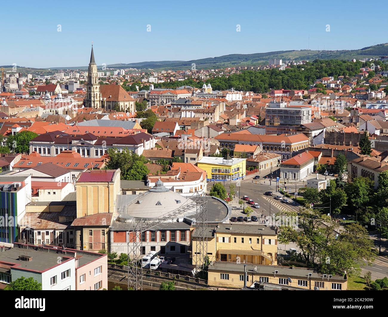 Cluj-Napoca, Rumänien - 23. Mai 2020: Stadtbild mit Innenstadtgebäuden nach Coronavirus-Lockdown-Leichtigkeit, vom Belvedere-Hügel aus gesehen, im Sommer mit Be Stockfoto