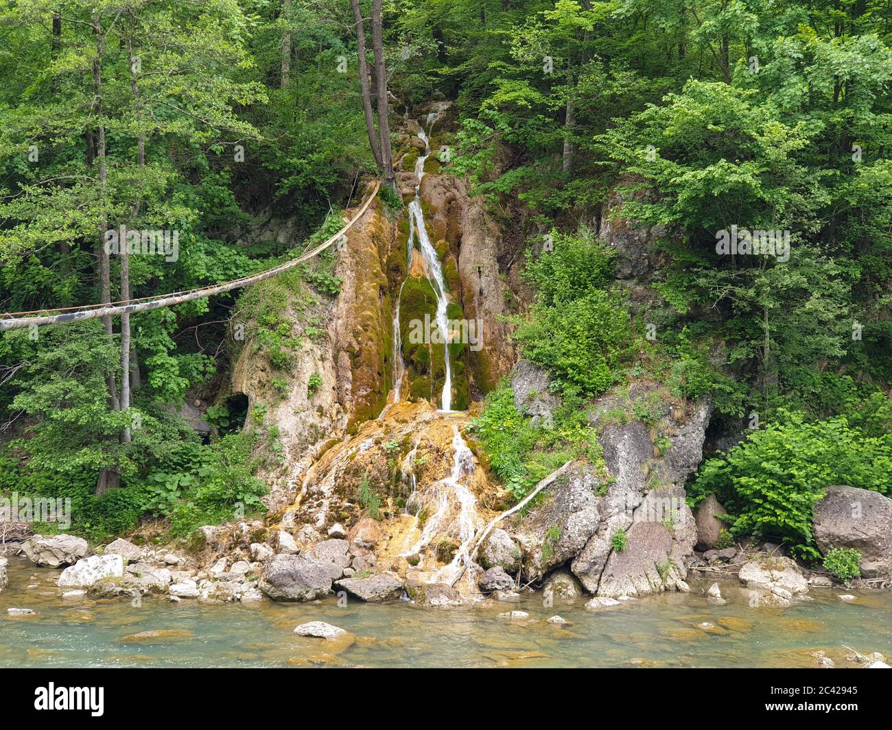 Schöner Sipote Wasserfall fließt in Aries Fluss in Trascau Berge, Apuseni, Siebenbürgen, Rumänien. Natürliches Wasser Fluss von Wasser in Travertin Wasser f Stockfoto