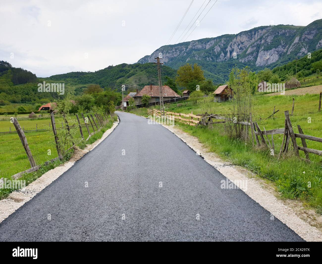 Bau einer neuen Asphaltstraße in Salciua Dorf, Apuseni, Siebenbürgen, Rumänien Stockfoto