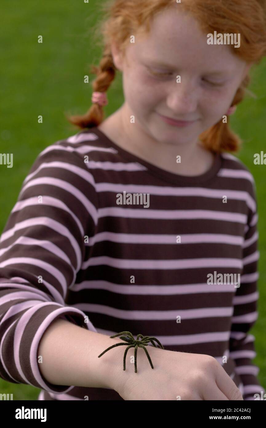 Mädchen mit einer Spinne in den Armen Stockfoto