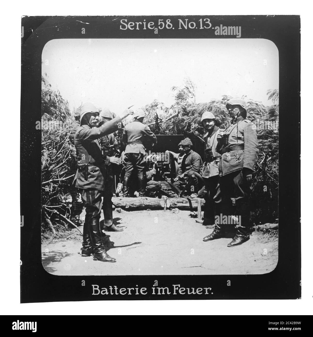 Projektion für Alle - der Weltkrieg: An der Türkischen Front. Serie 58. Nr. 13. Deutsche Soldaten an einer Geschützbatterie. - die Firma „Projection für alle“ wurde 1905 von Max Skladanowsky (1861-1939) gegründet. Sie producated bis 1928 fast 100 Serien zu je 24 Glasdias im Format 8,3 x 8,3 cm im sog. Bromsilber-Gelatin-Trockenplatten Verfahren. Die Serien umfassten vor allem Städten, Ländern, Landschaften aber auch Märchen und Sagen, das Alte Testament und den Ersten Weltkrieg. Stockfoto