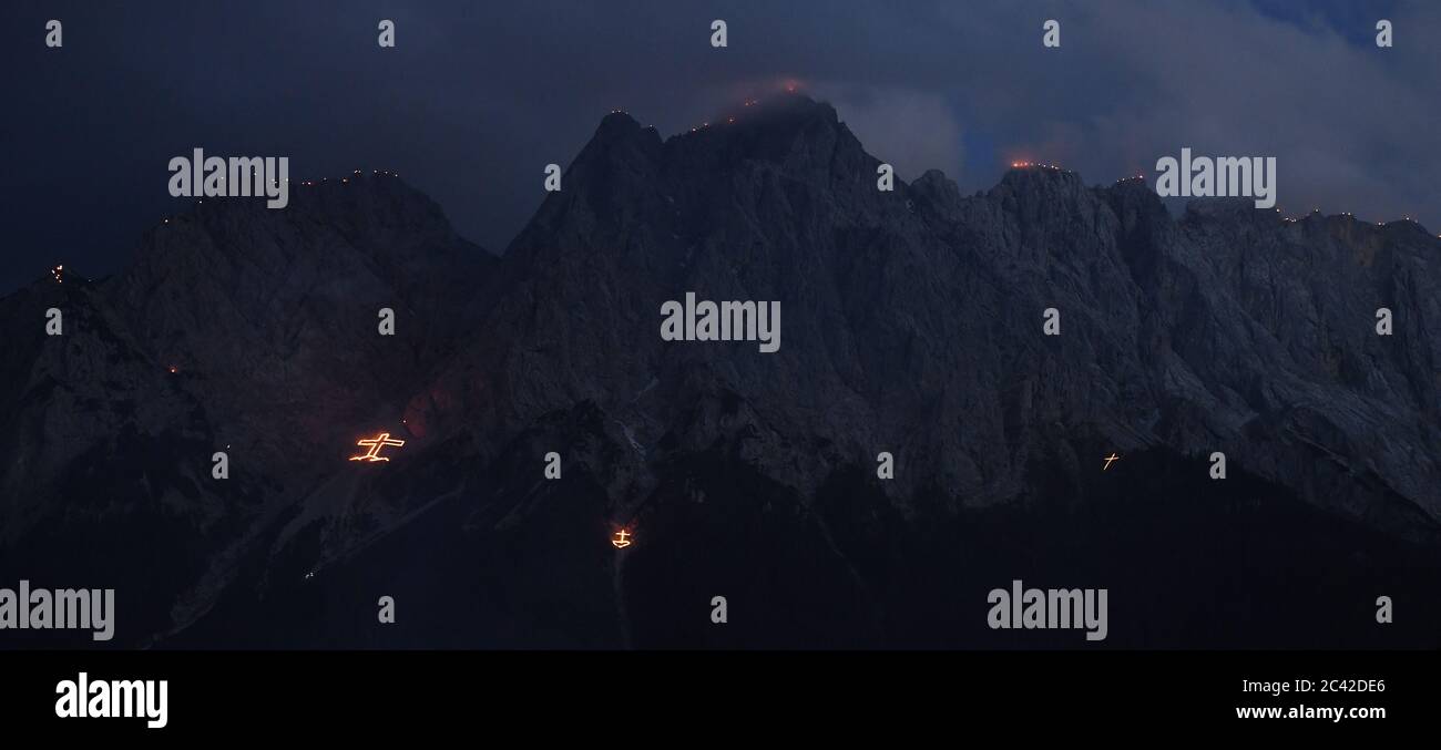 Grainau, Deutschland. Juni 2020. Johannisfeuer brennen auf den Gipfeln des Wettersteingebirges am Vorabend des Johannistages (24. Juni). Quelle: Angelika Warmuth/dpa/Alamy Live News Stockfoto