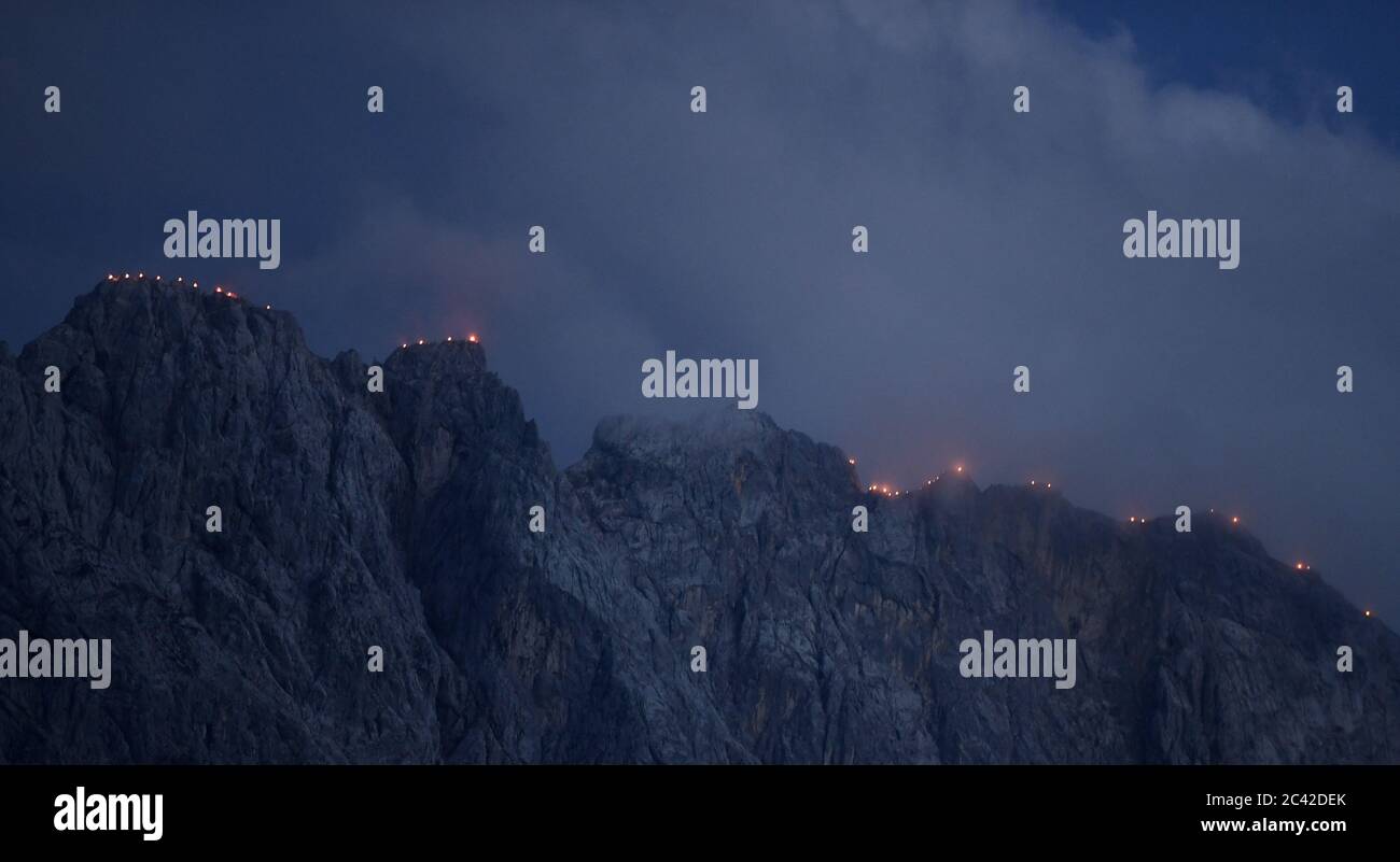 Grainau, Deutschland. Juni 2020. Johannisfeuer brennen auf den Gipfeln des Wettersteingebirges am Vorabend des Johannistages (24. Juni). Quelle: Angelika Warmuth/dpa/Alamy Live News Stockfoto