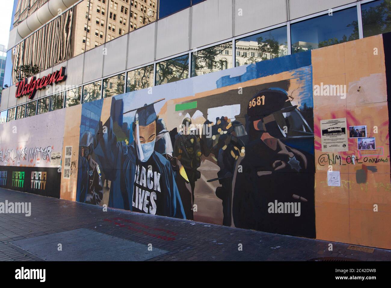 Black Lives Matter protestieren nach der Ermordung von George Floyd und der anschließenden Plünderung von Downtown Oakland auf vertäfelten Gebäuden gegen Street Art. Stockfoto