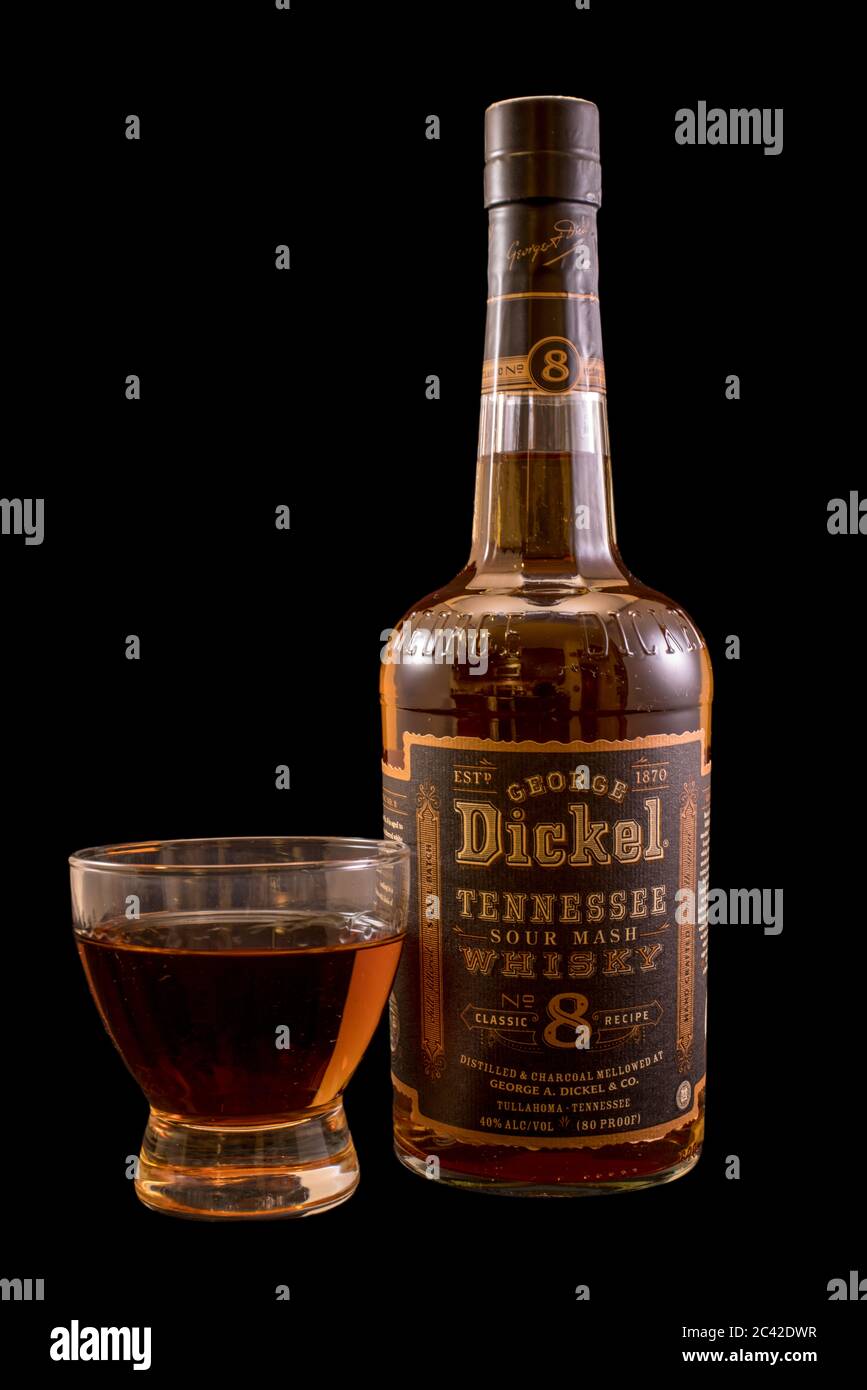 George Dickel Eight (8) Year Tennessee Whiskey mit einem niedrigen Ball von gepflegtem Whiskey auf einem soliden schwarzen Hintergrund für Isolation, Ausschneiden und Moficiation Stockfoto