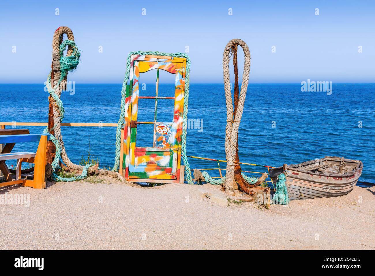 Eine blaue Tür mit buntem Glas und Anker am Strand, Vama Veche, Schwarzes Meer, Rumänien. Stockfoto