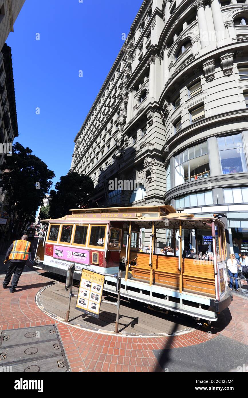 San Francisco, CA, USA - 19. September 2017: Historische ikonische San Francisco Seilbahn, die an der Powell & hyde Street Line fährt, dreht um i Stockfoto