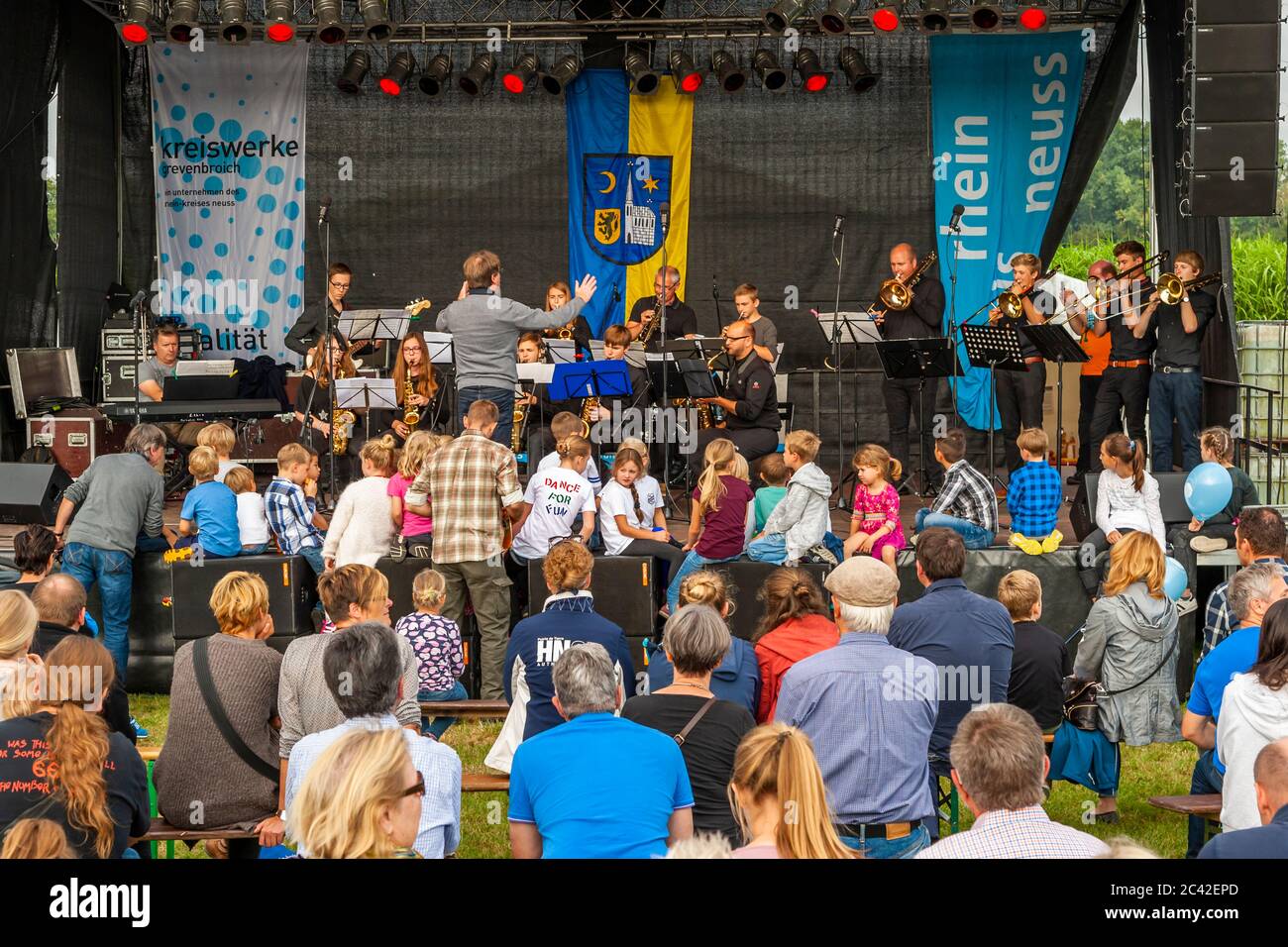 Junge Big Band vor einem jungen Publikum auf einer Freiluftbühne. Konzert in Schloss Dyck, Jüchen, Deutschland Stockfoto