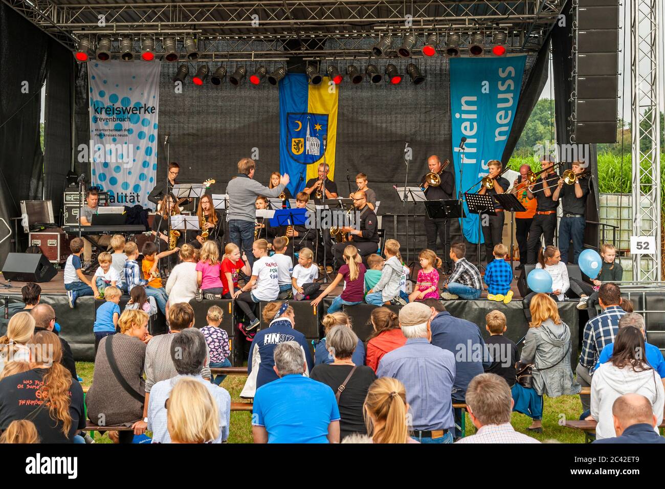 Junge Big Band vor einem jungen Publikum auf einer Freiluftbühne. Konzert in Schloss Dyck, Jüchen, Deutschland Stockfoto