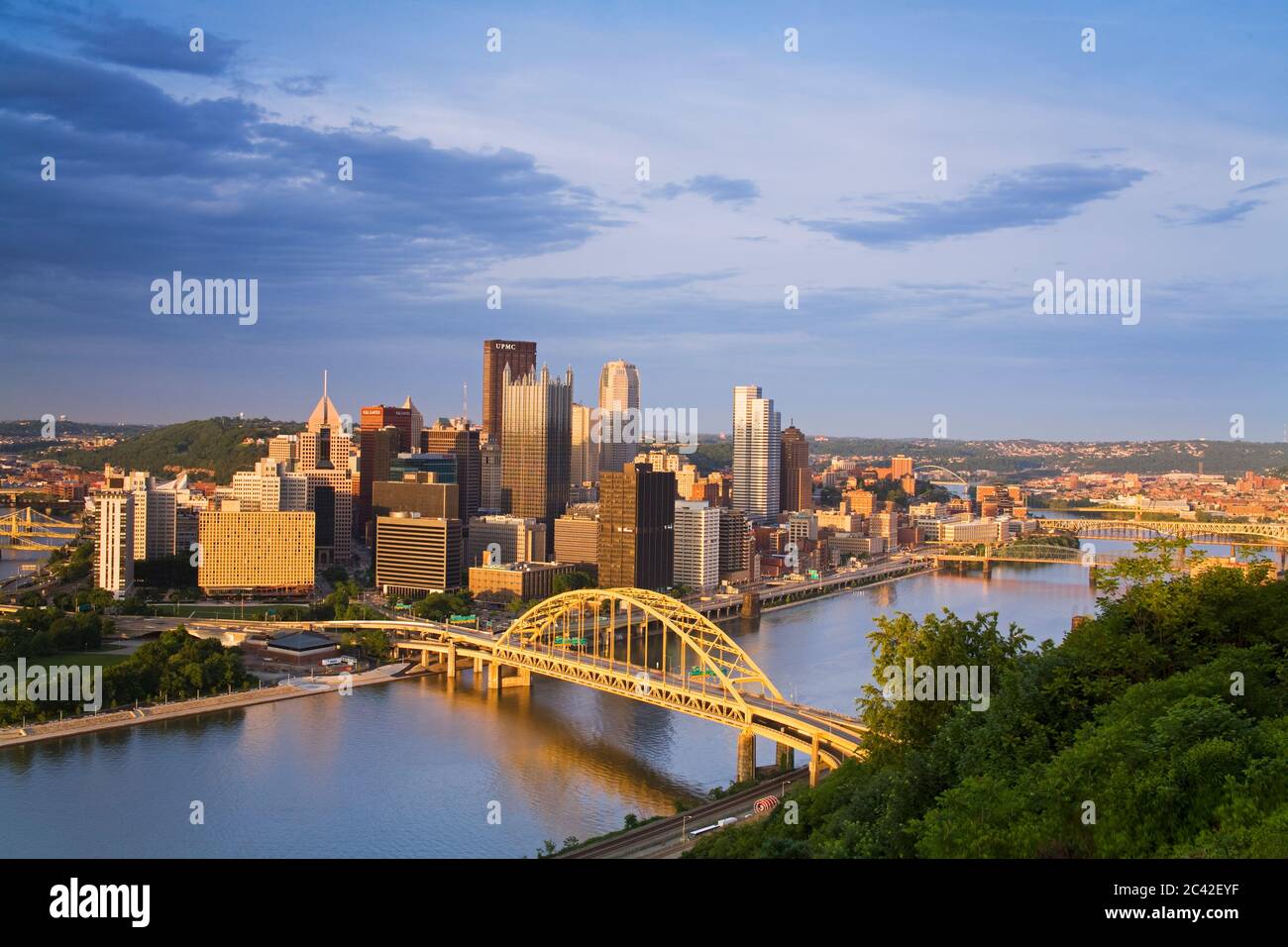 Skyline von Pittsburgh & Fort Pitt Bridge über den Monongahela River, Pennsylvania, USA Stockfoto