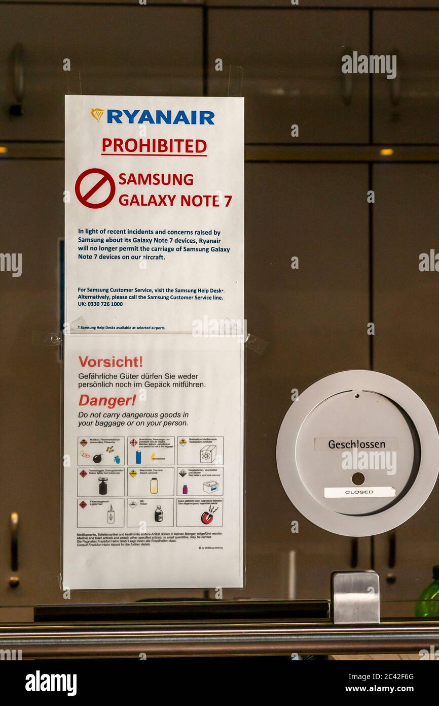 Flughafen-Impressionen: Ryan Air verbietet, Samsung Galaxy Note 7 Telefone an Bord genommen werden Stockfoto