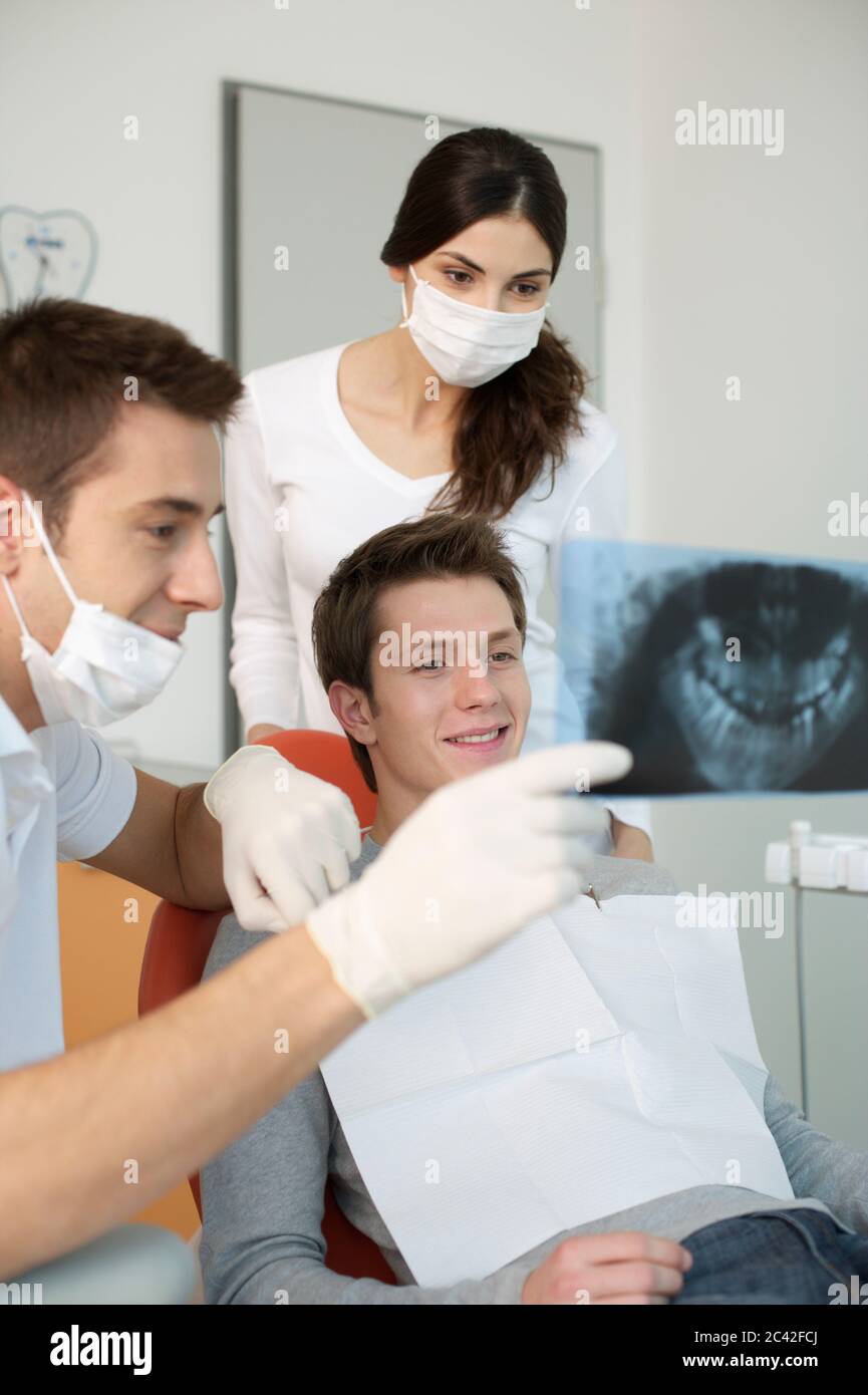 Zahnarzt zeigt Röntgenbild des Patienten Stockfoto