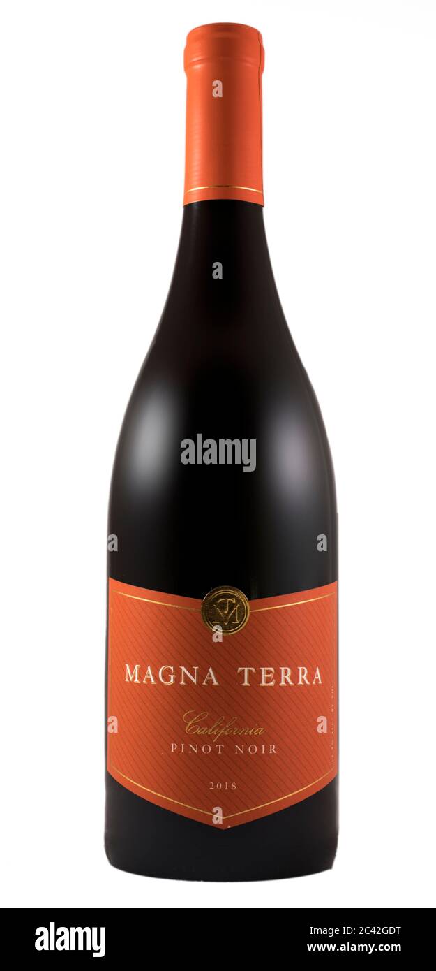 Eine Flasche Magna Terra Pinot Noir Rotwein auf einem soliden weißen Hintergrund mit diffusem Licht, um die Flaschenform zu zeigen, einfacher Ausschnitt Stockfoto