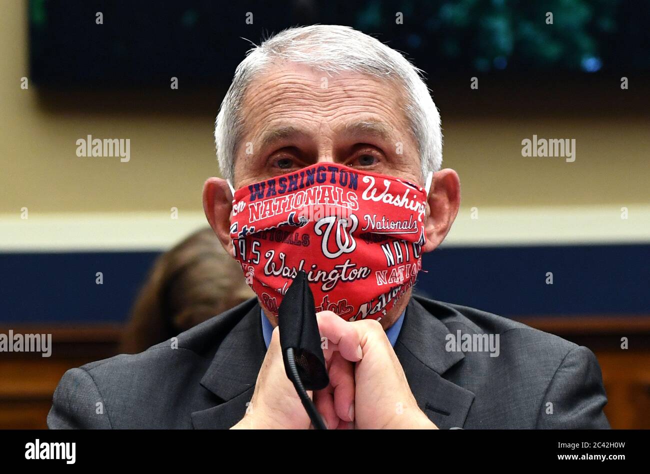 Dr. Anthony Fauci, Direktor des National Institute for Allergy and Infectious Diseases, National Institutes of Health, trägt seine Maske der Washington Nationals, wie er während einer Anhörung des Energie- und Handelsausschusses des US-Repräsentantenhauses über die Reaktion der Trump-Regierung auf die COVID-19-Pandemie auf dem Capitol Hill in Washington bezeugt. DC am Dienstag, 23. Juni 2020. Quelle: Kevin Dietsch/Pool via CNP weltweit Stockfoto