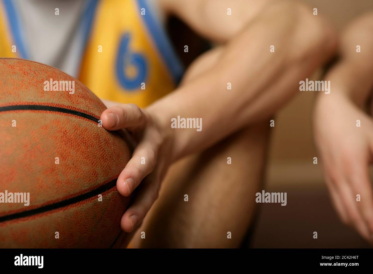 Zwei Basketballspieler nebeneinander Stockfoto