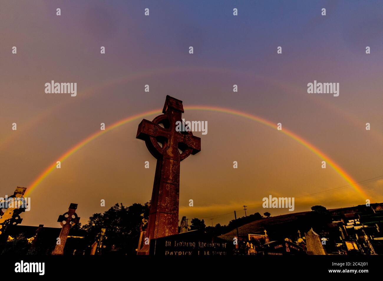 Ardara, County Donegal, Irland Wetter. Juni 2020. Ein spektakulärer Doppelregenbogen über dem Friedhof der Kirche der Heiligen Familie an der Westküste. Das Wetter war den ganzen Tag über wechselbar mit einigen starken Niederschlägen. Stockfoto