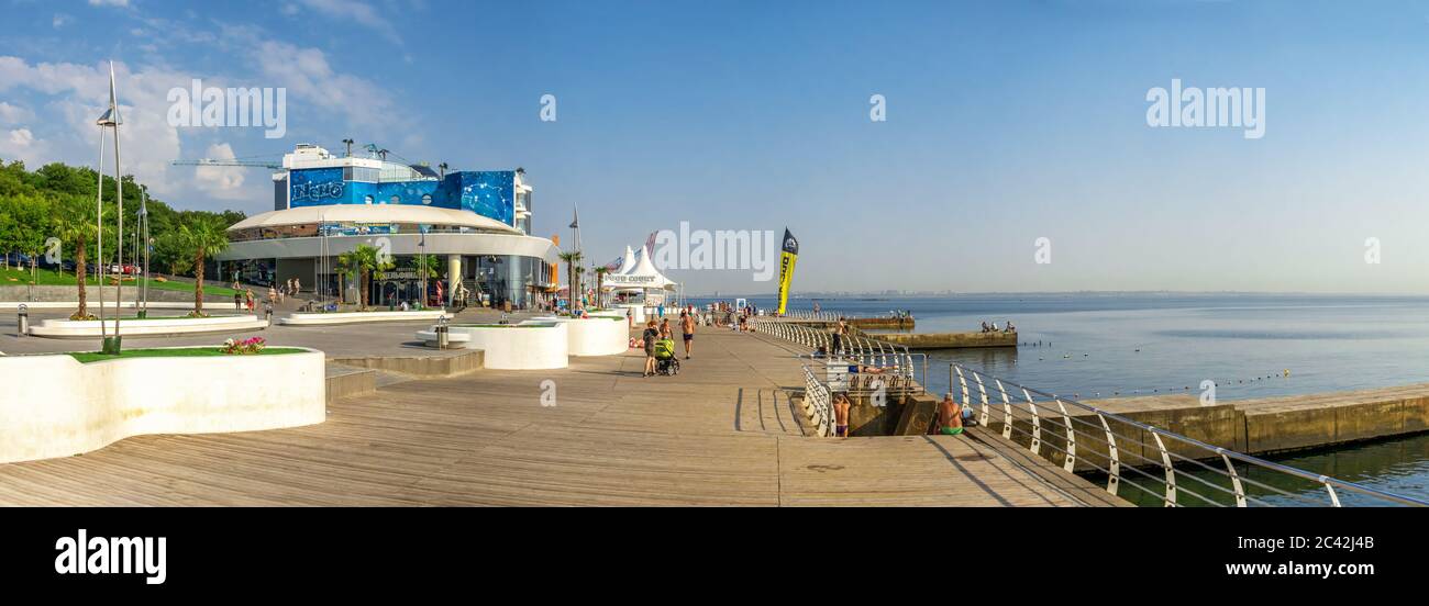 Odessa, Ukraine 09.03.2019. Strandhotels, Restaurants und Unterhaltung am Langeron Beach in Odessa, Ukraine, an einem sonnigen Sommertag Stockfoto