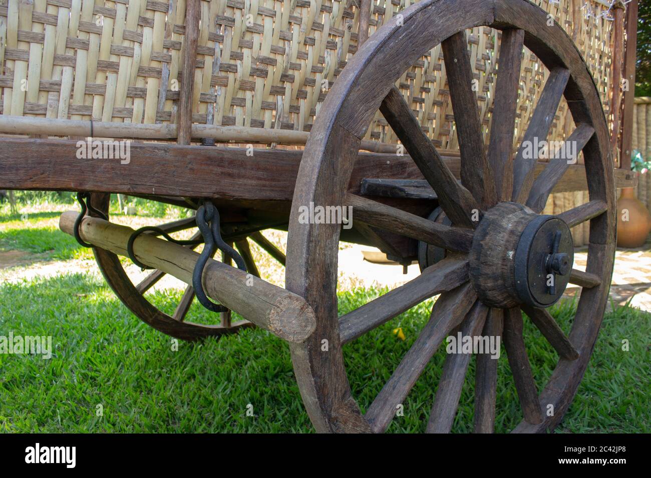 Hinterer Teil eines alten Ochsenwagens, der das Holzrad und das Break-System darstellt Stockfoto