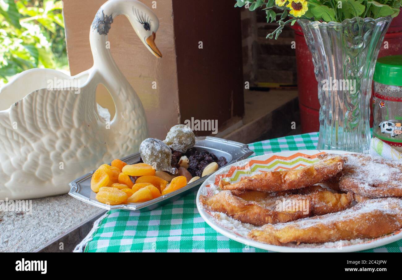 Brasilianisches weihnachtsfrühstück mit französischem Toast, Feigen und damaskus, serviert auf einem einfachen Tisch mit Schwanendekoration und Pflanzen Stockfoto Brasilianisches weihnachtsfrühstück mit französischem Toast, Feigen und damaskus, serviert auf einem einfachen Tisch mit Schwanendekoration und Pflanzen Stockfoto