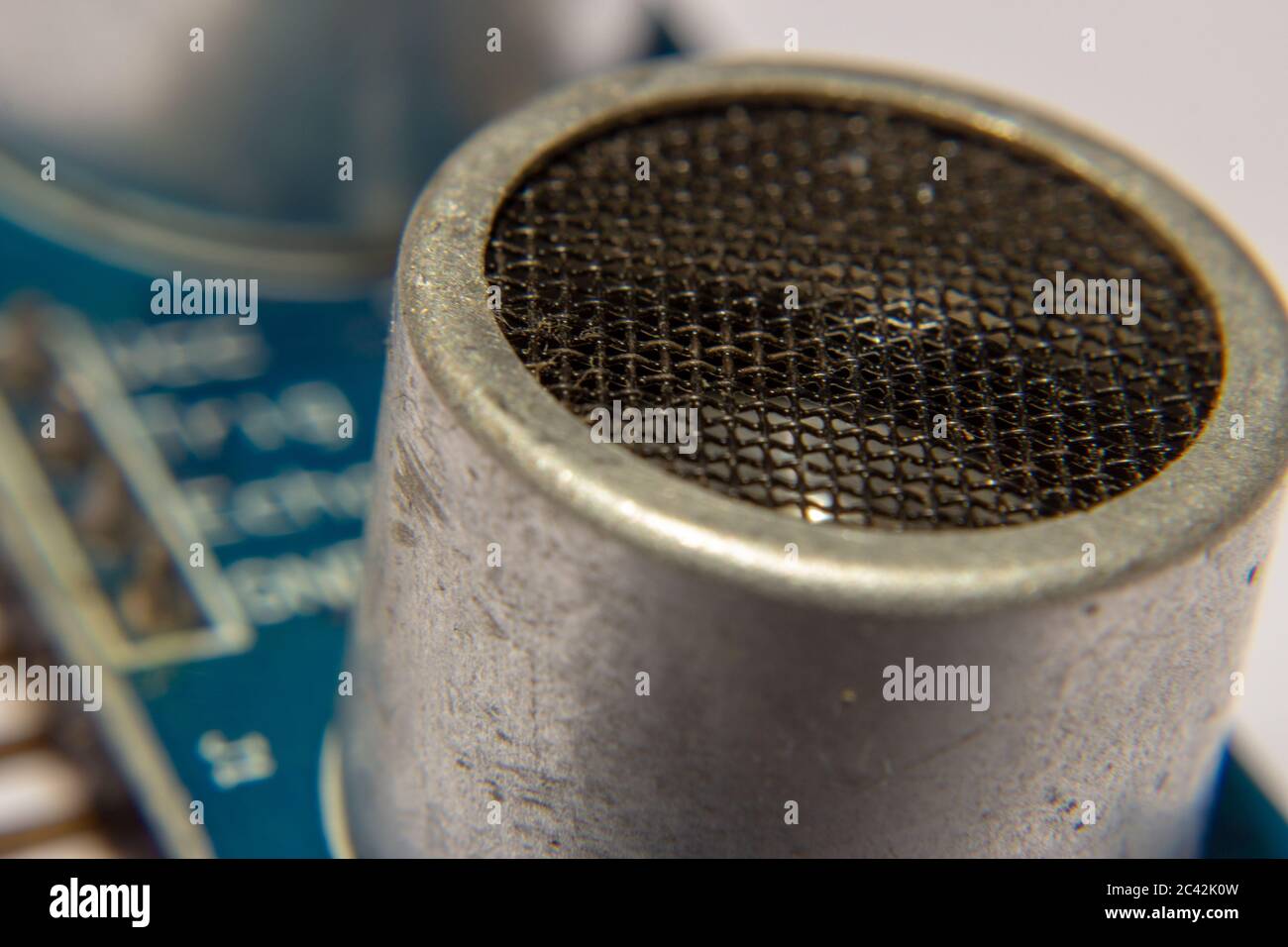 Nahaufnahme eines der Ultraschallemmiter an einem arduino Sensor Stockfoto