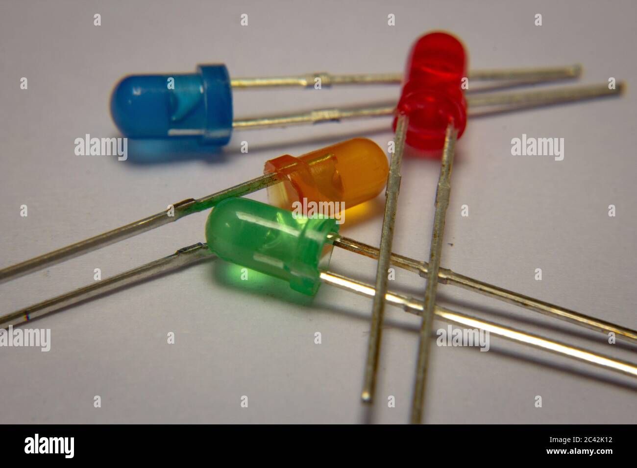 Blaue, gelbe/orange, grüne und rote Leuchtdioden (LEDs) Stockfoto