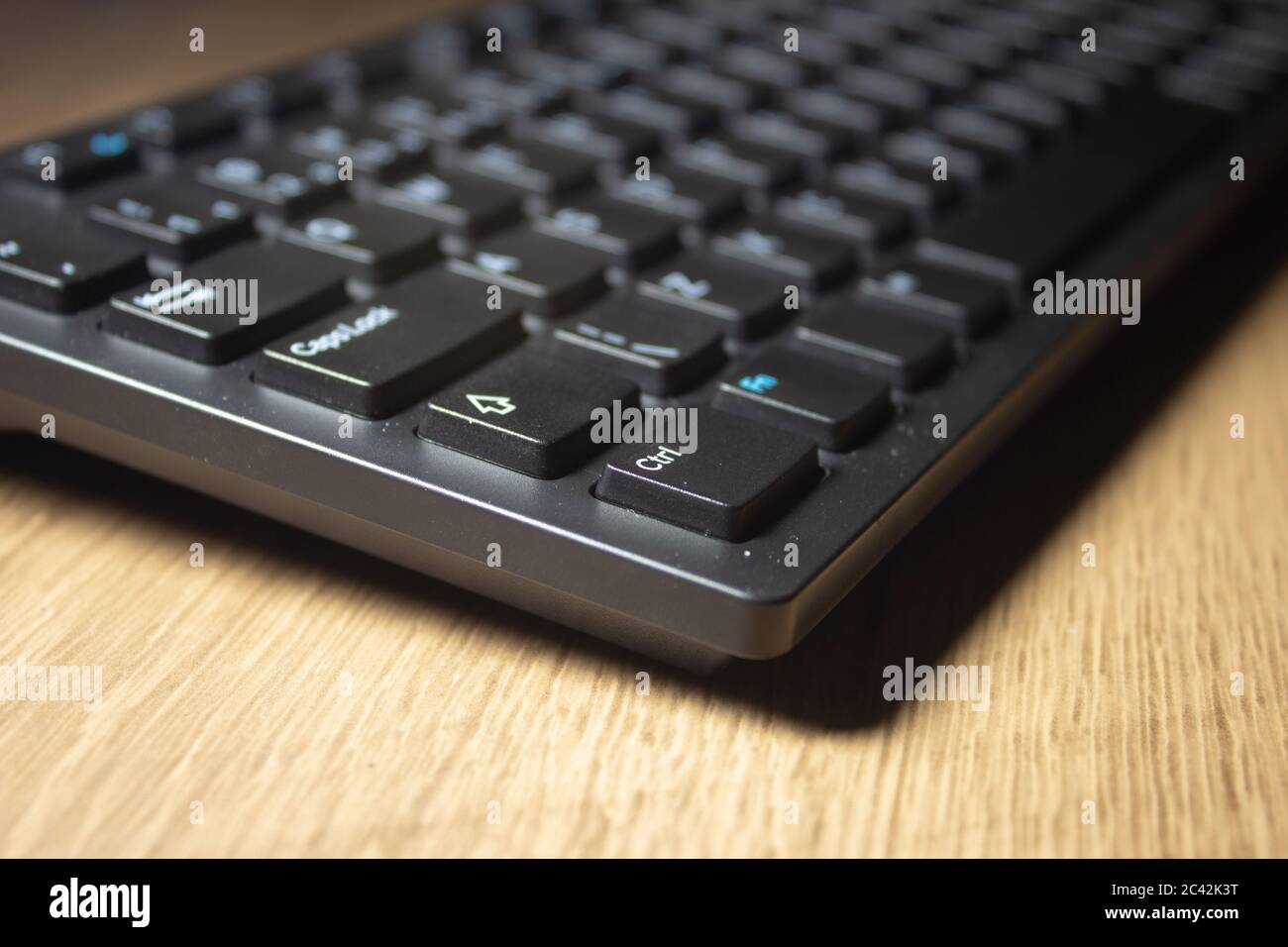 Wireless-Tastatur-Computer. Fokus auf linke Strg-Taste, von der Ecke aus gesehen. Stockfoto