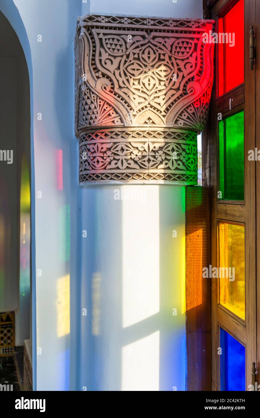 Das Interieur des Riad Arabesque wird von farbigen Glasfenstern in Fès, Marokko, beleuchtet Stockfoto