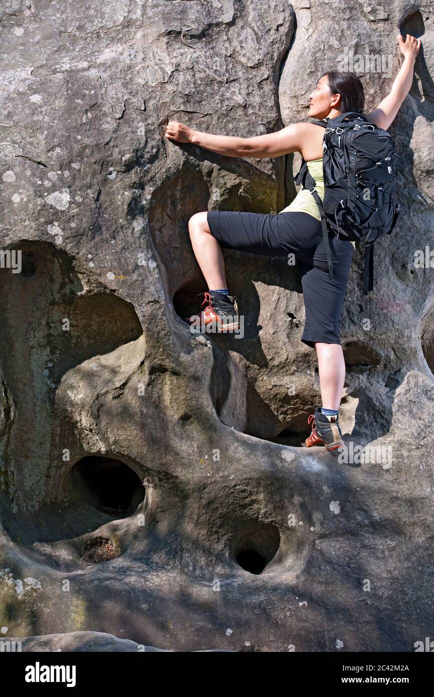 Reife Frau Bouldern im Wald von Fontainebleau in der Nähe Paris Stockfoto