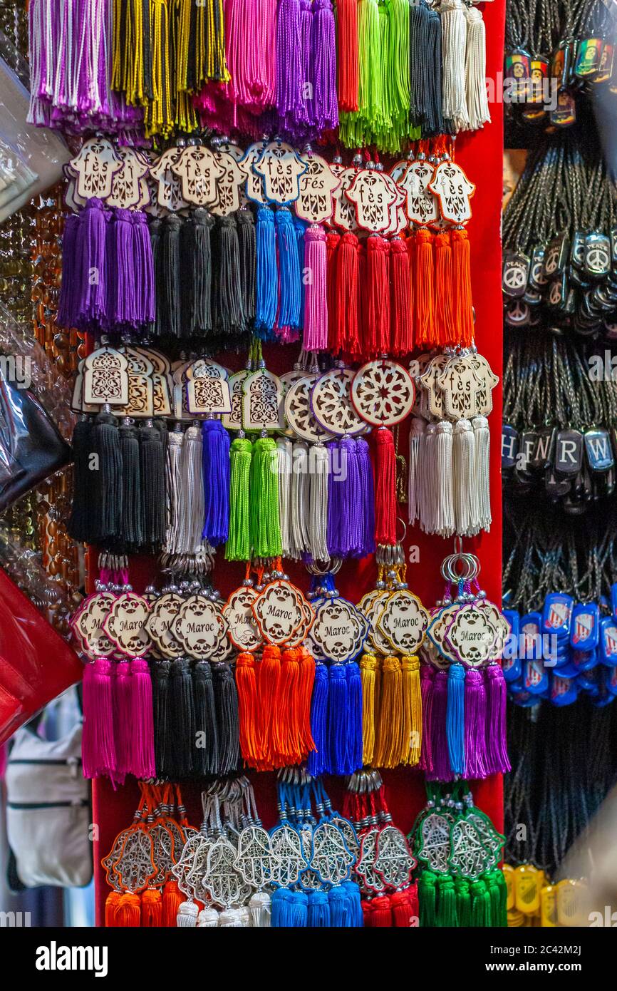 Bunte Schlüsselanhänger aus Stoffkieseln. Impressionen von Marokko Stockfoto