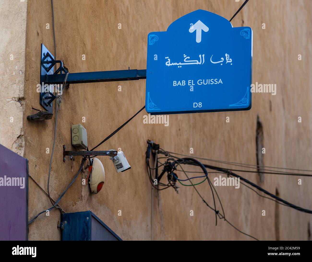 Schild zeigt die Richtung zum Stadttor Bab el Guissa. Impressionen von Marokko Stockfoto