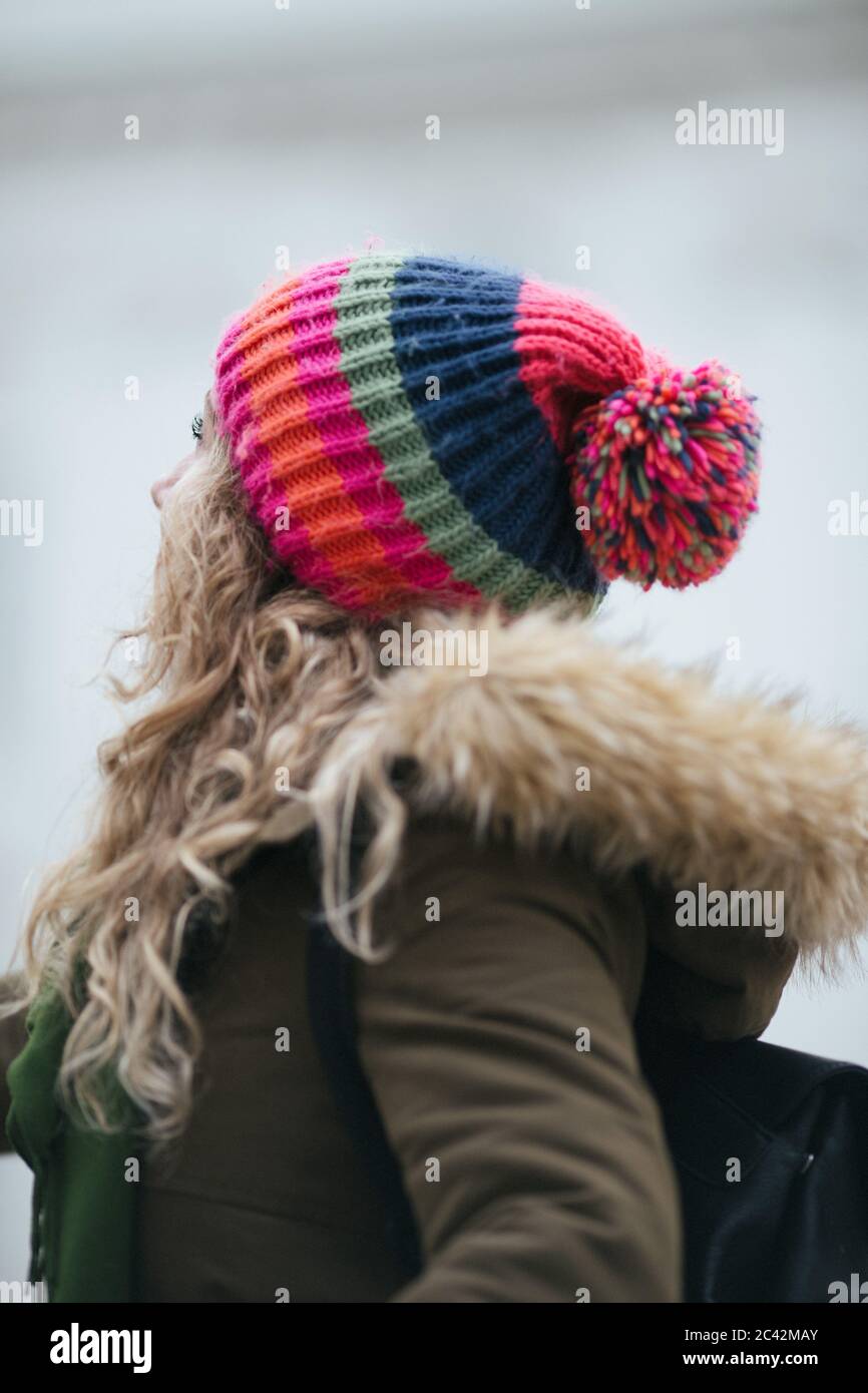 Winter Porträt einer Frau mit bunten Hut Stockfoto